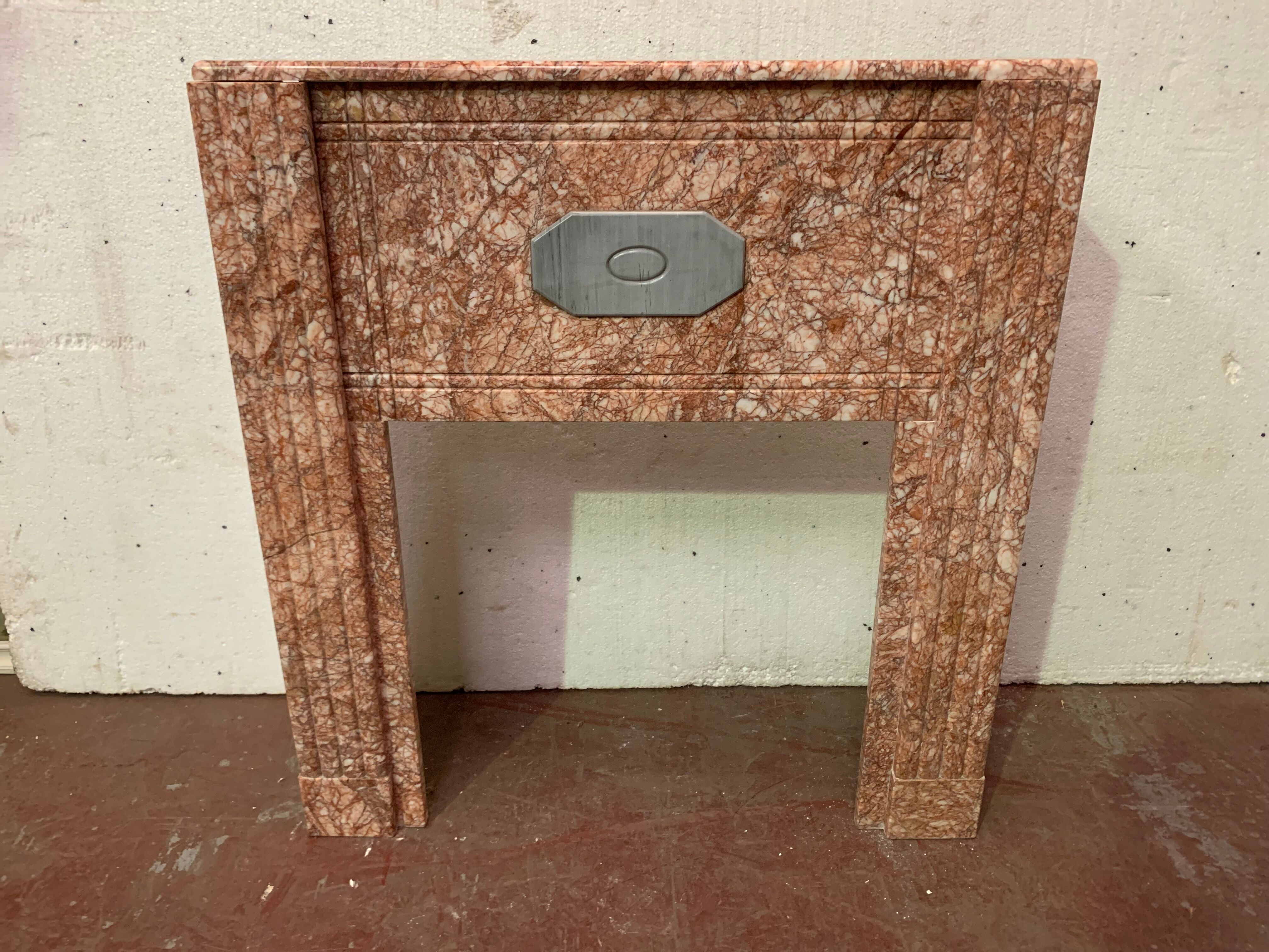 Cheminée Art Déco en marbre rose veiné XX siècle