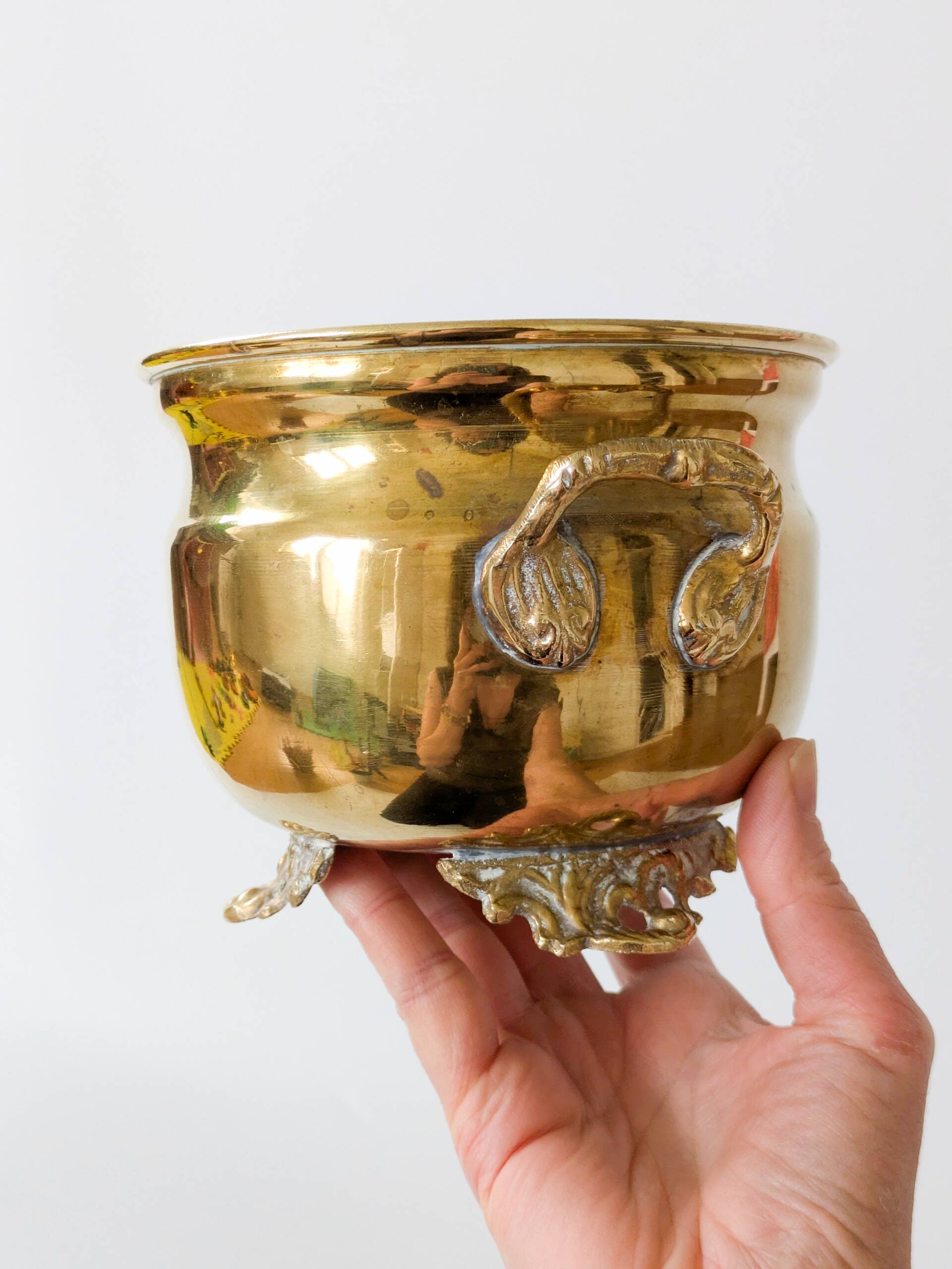 Cache-pot vintage en laiton sur pieds avec anses