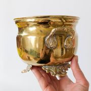 Cache-pot vintage en laiton sur pieds avec anses