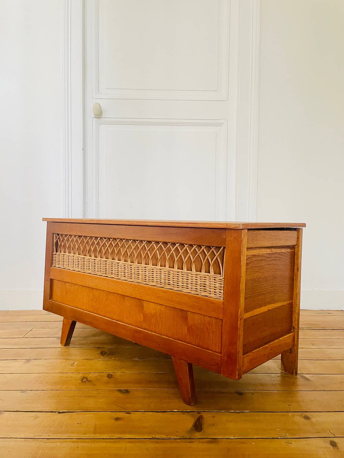 Vintage storage chest in wood and woven rattan