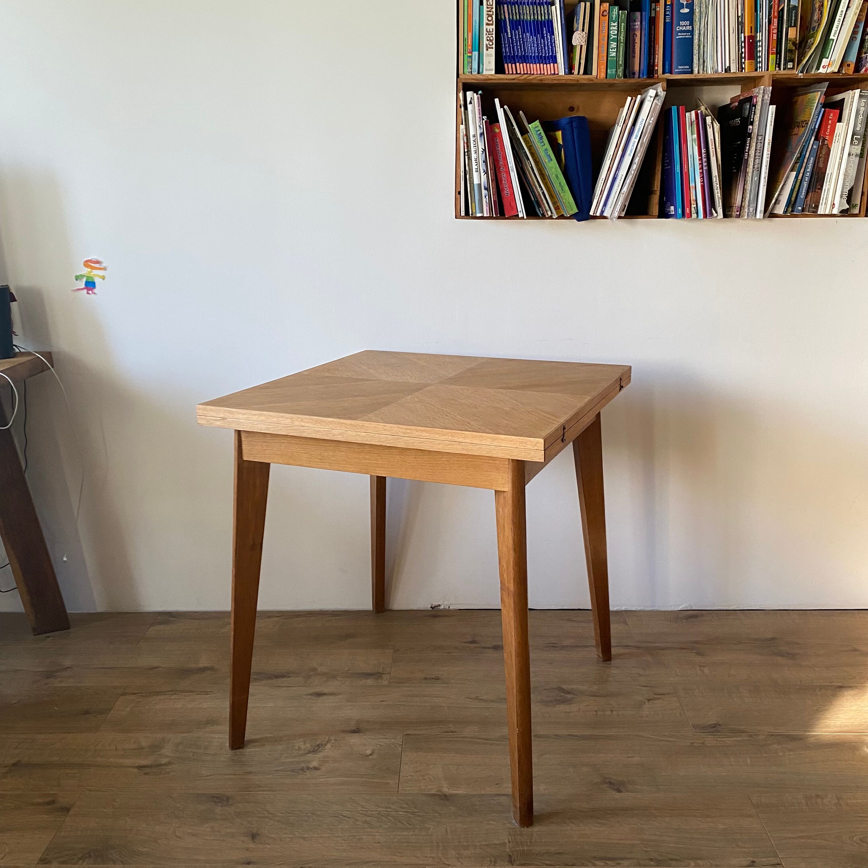 Table depliante carrée, pieds compas