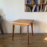 Table depliante carrée, pieds compas