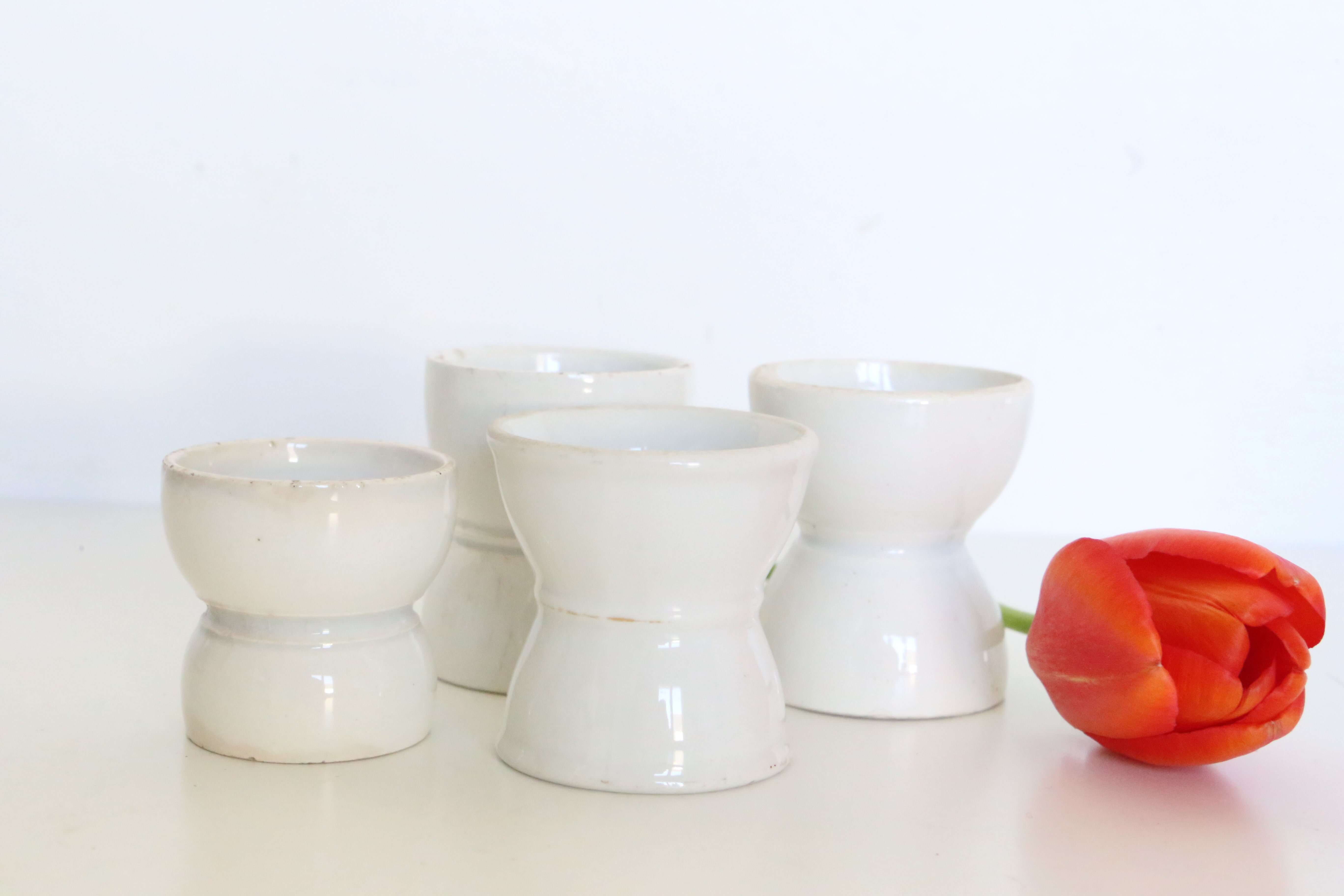 Lot de 4 coquetiers en céramique blanche, vintage