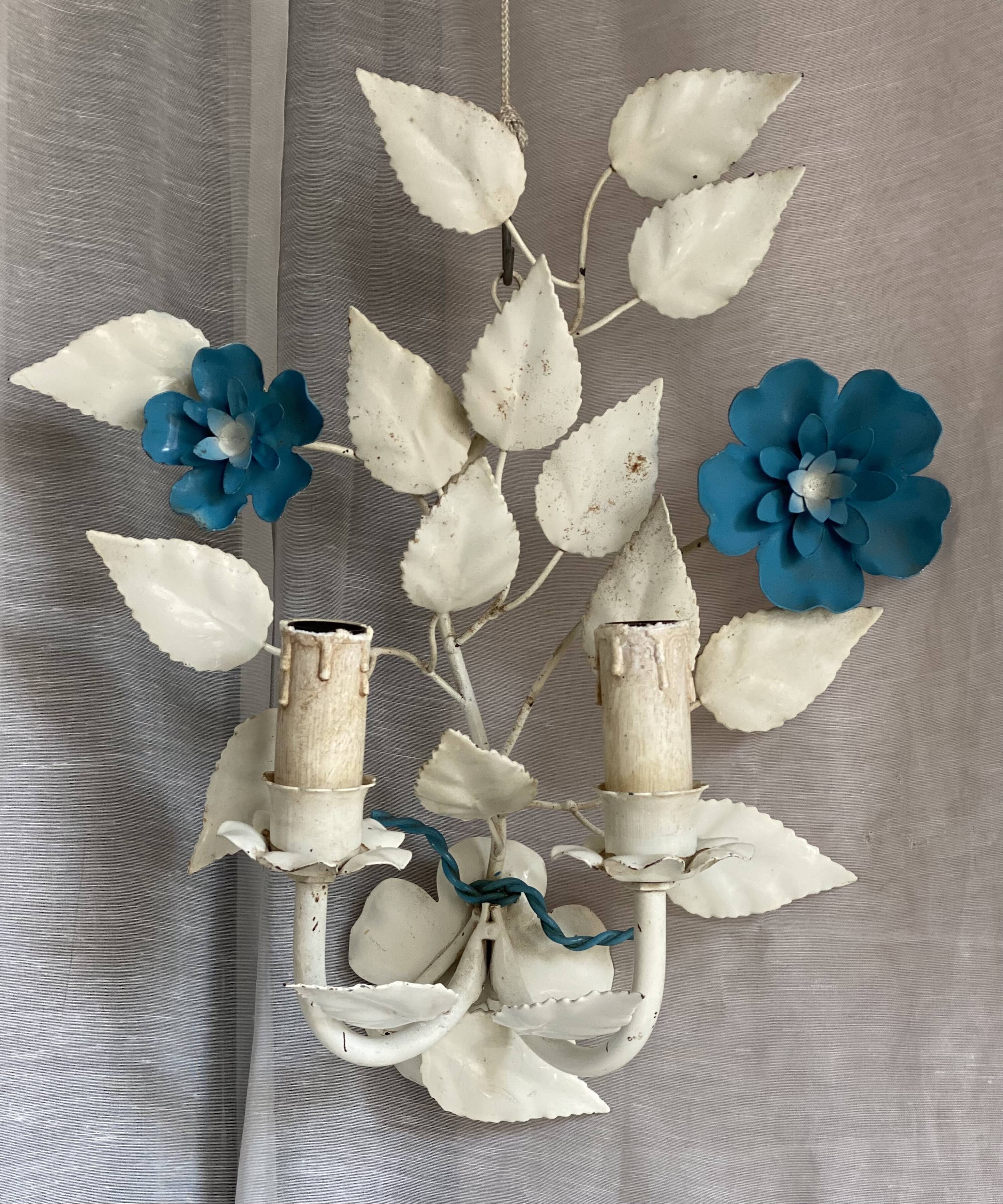 Applique fleur métal laqué blanc et bleu vintage 1970