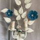 Applique fleur métal laqué blanc et bleu vintage 1970