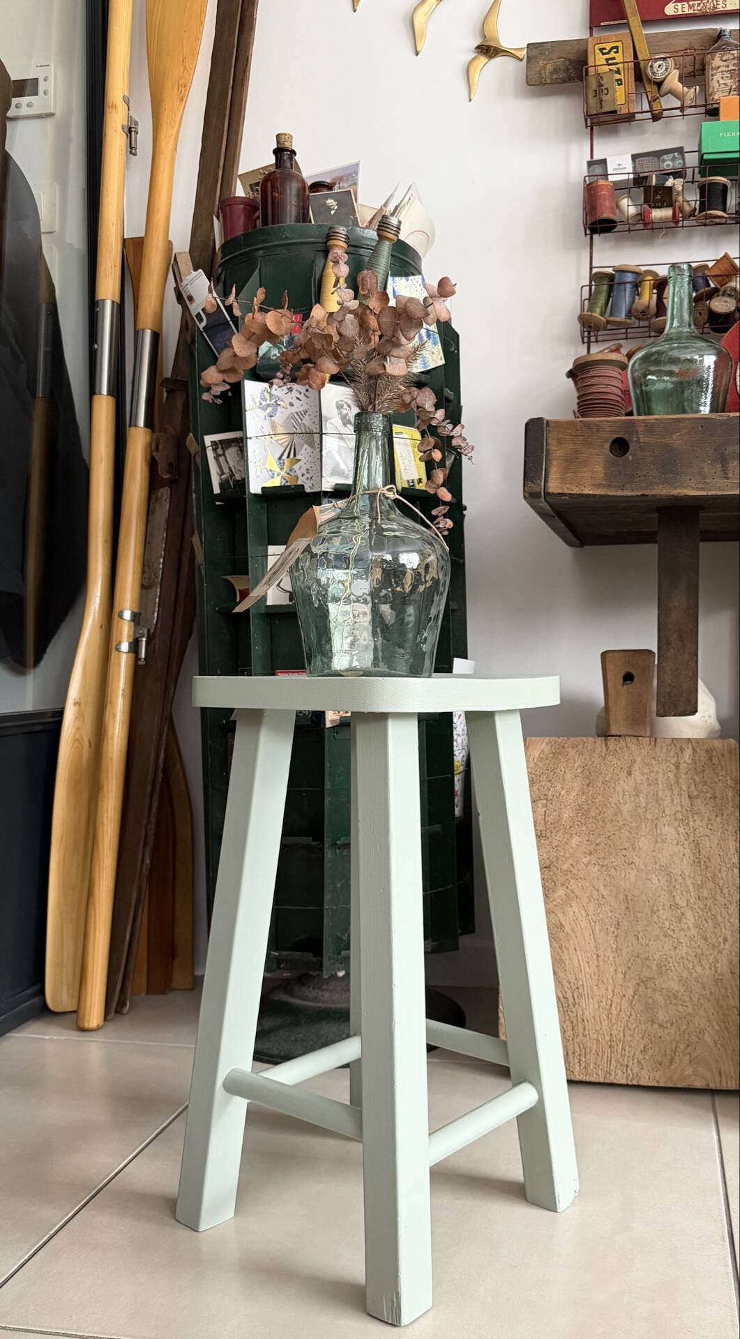 Tabouret bois massif vert amande 