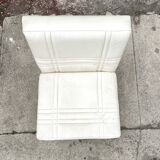 Fauteuil rétro en simili cuir skaï blanc ivoire et structure en métal chromé