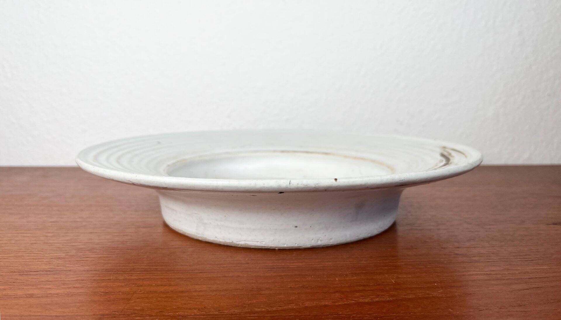 Mid-century modern minimalist studio pottery bowl from Pottestuen Keramik Frederikshavn, 1960s.