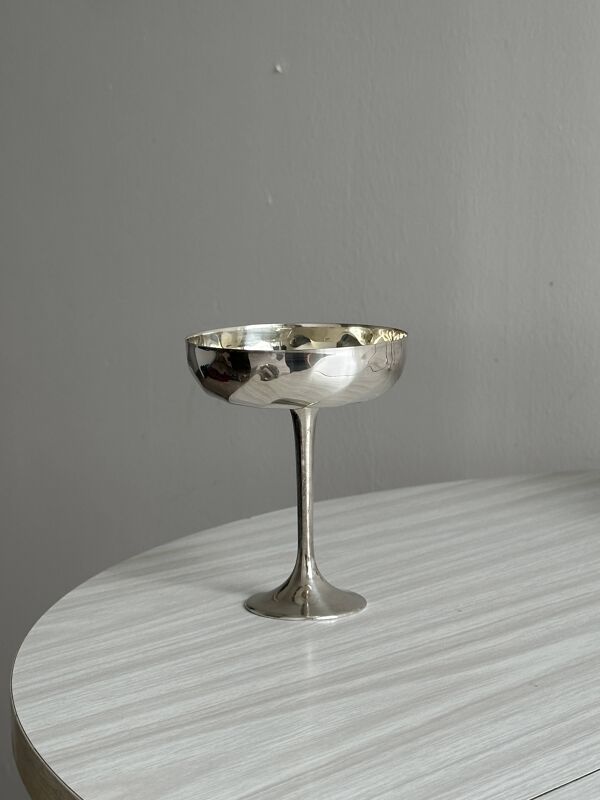 6 coupelles sur pied en métal brillant