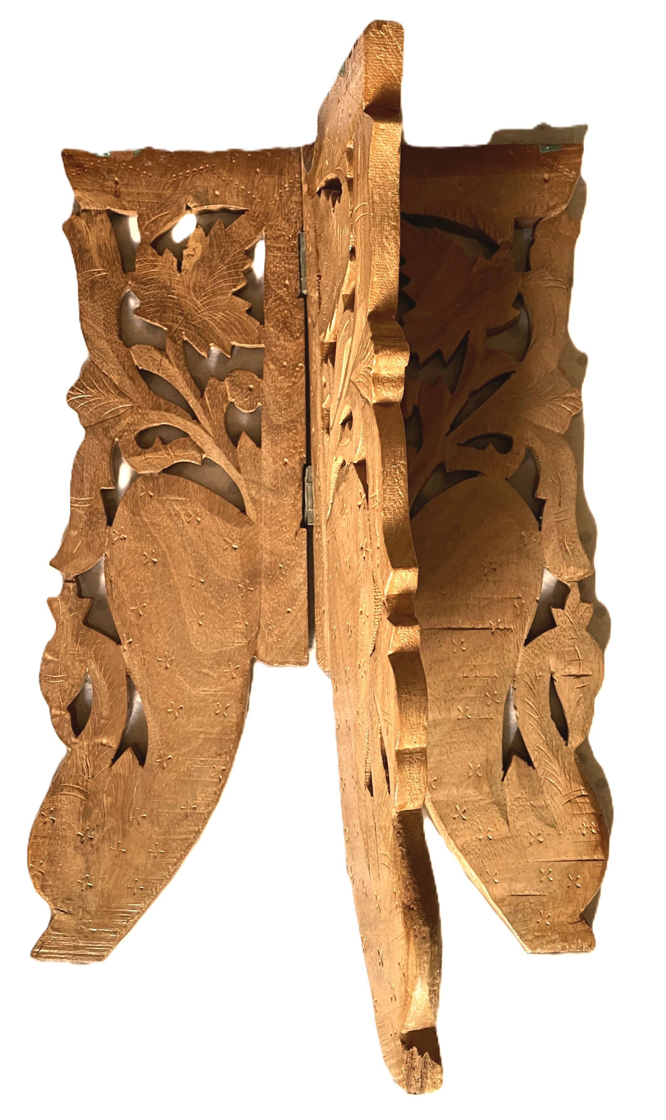 Petite table d’appoint ancienne – bois sculpté et marqueterie