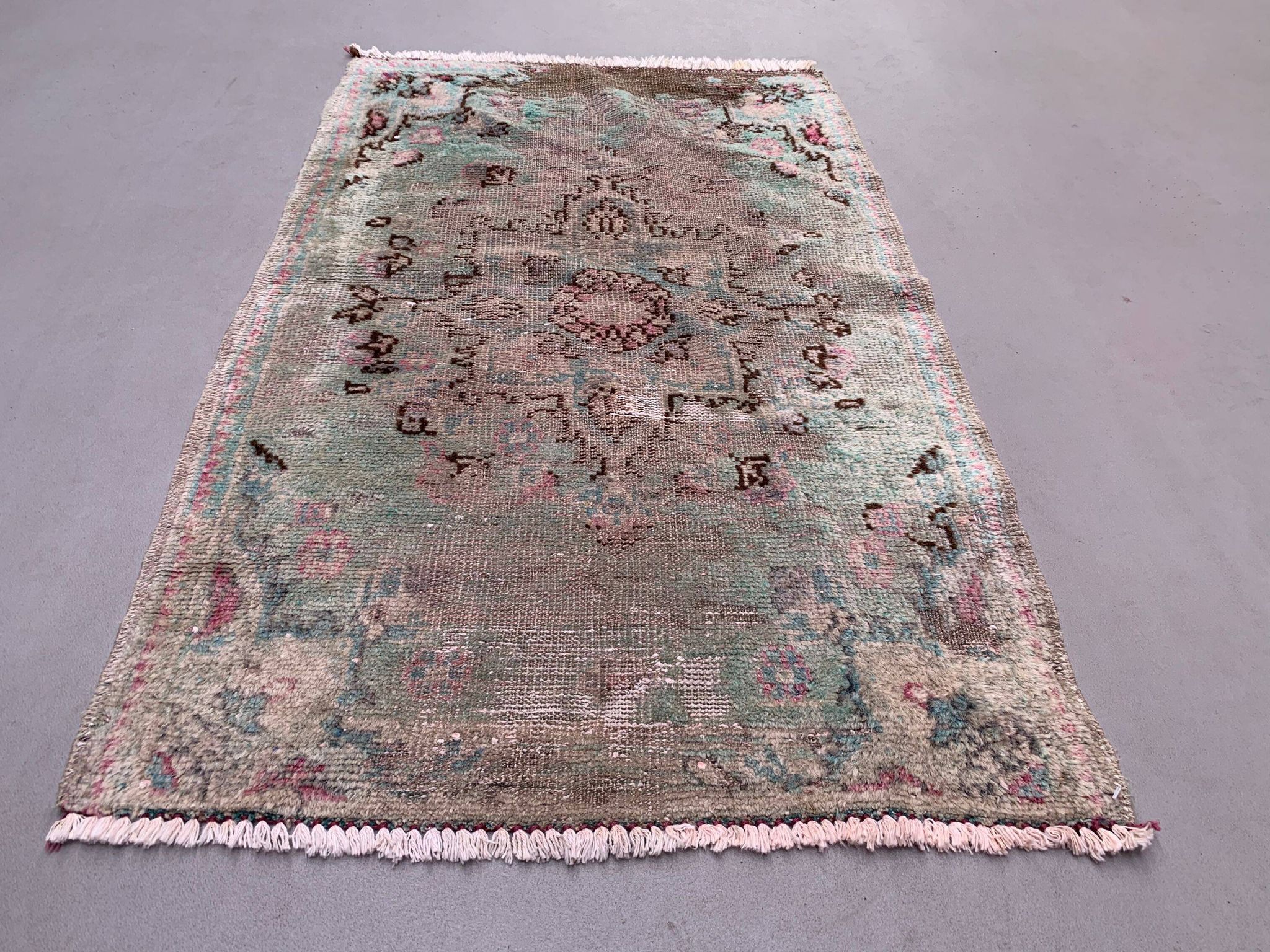 Vintage Turkish Oushak Rug 106x66 cm shabby carpet Ushak Region Small