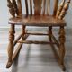 Rocking-chair en bois du milieu du siècle