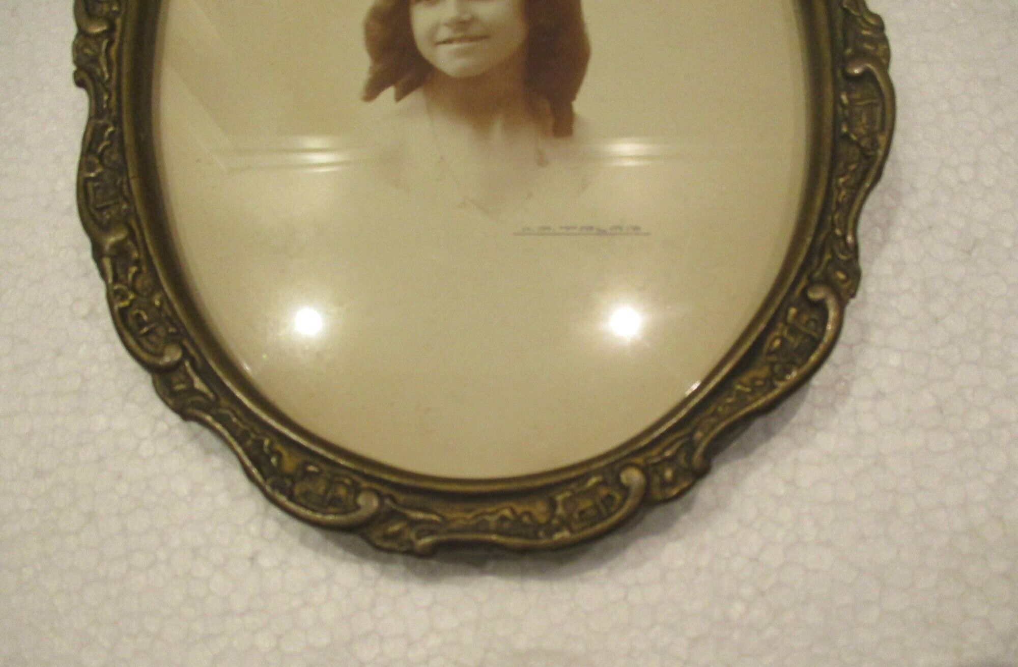 Old wall frame in carved wood and gilded stucco, oval