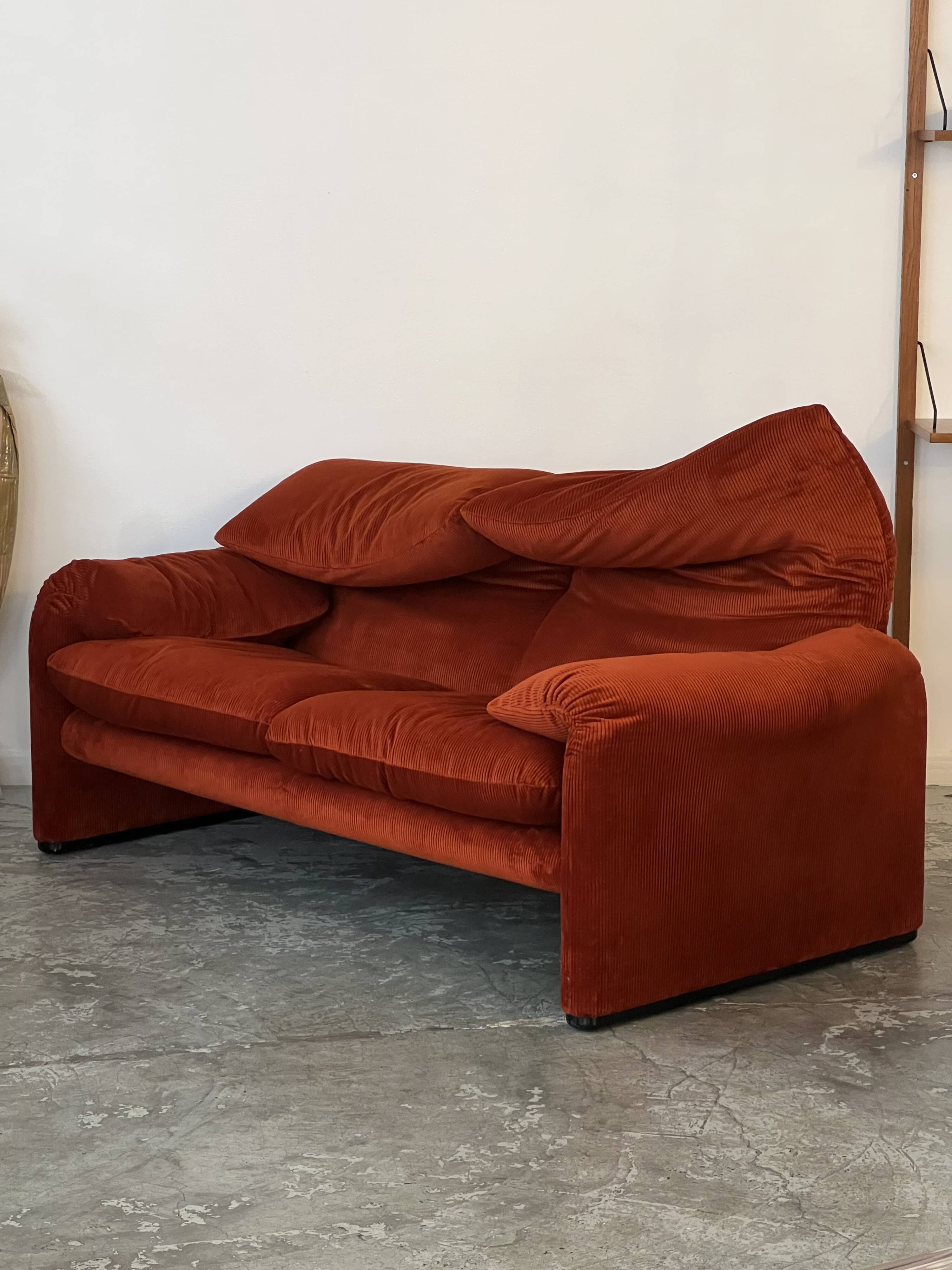 Maralunga 2-seater sofa by Vico Magistretti for Cassina Italy 1973