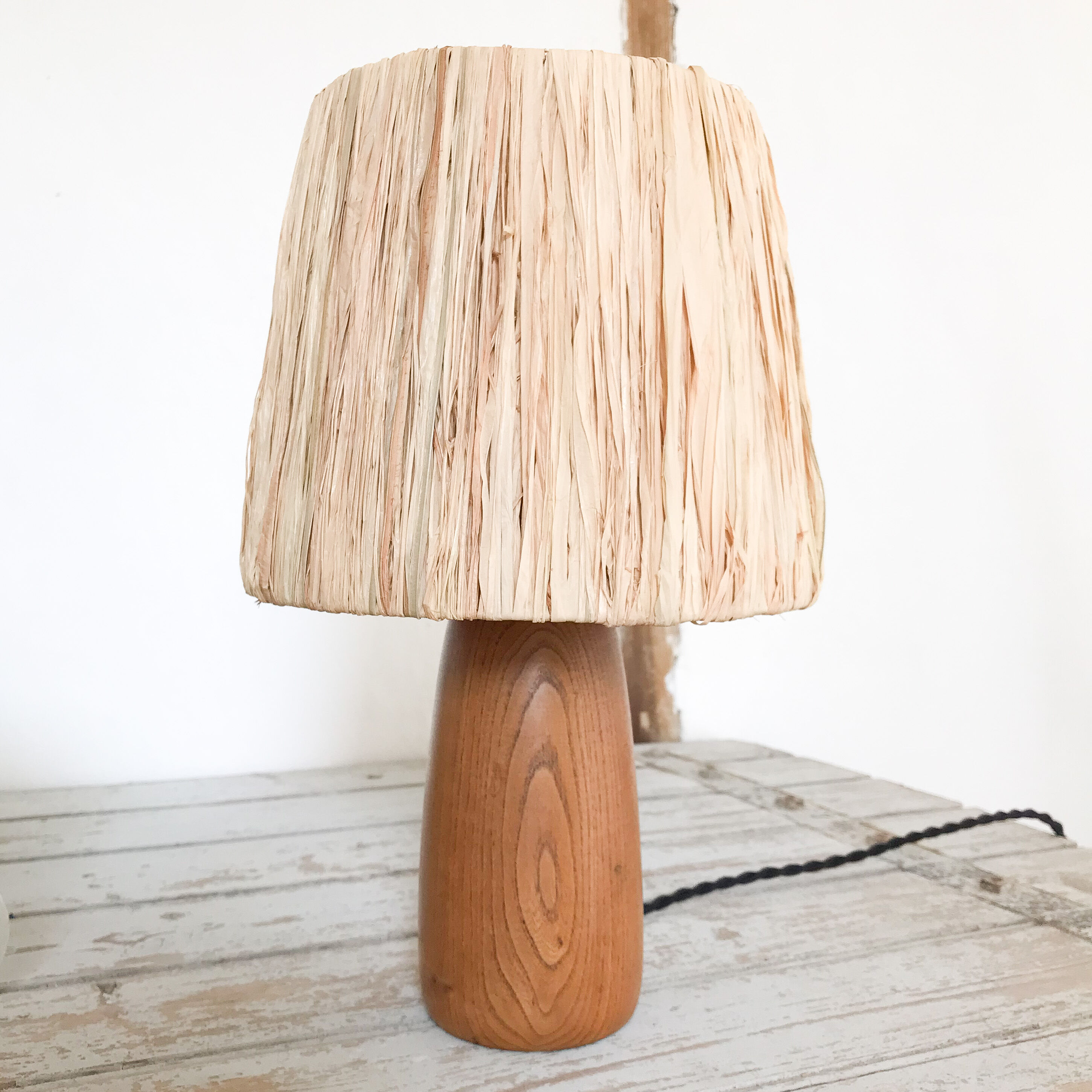 Table lamp in wood and raffia