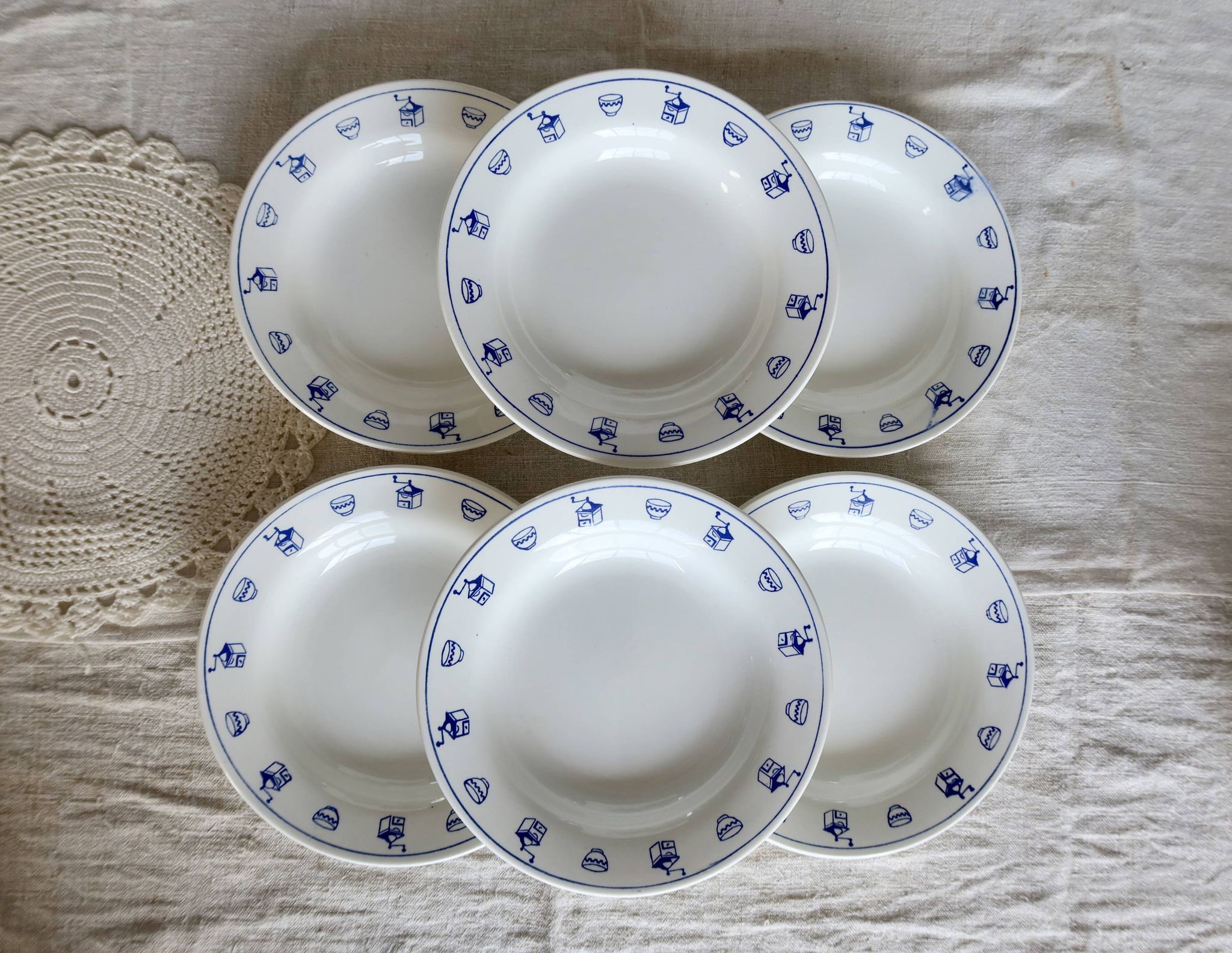 6 vintage earthenware breakfast plates
