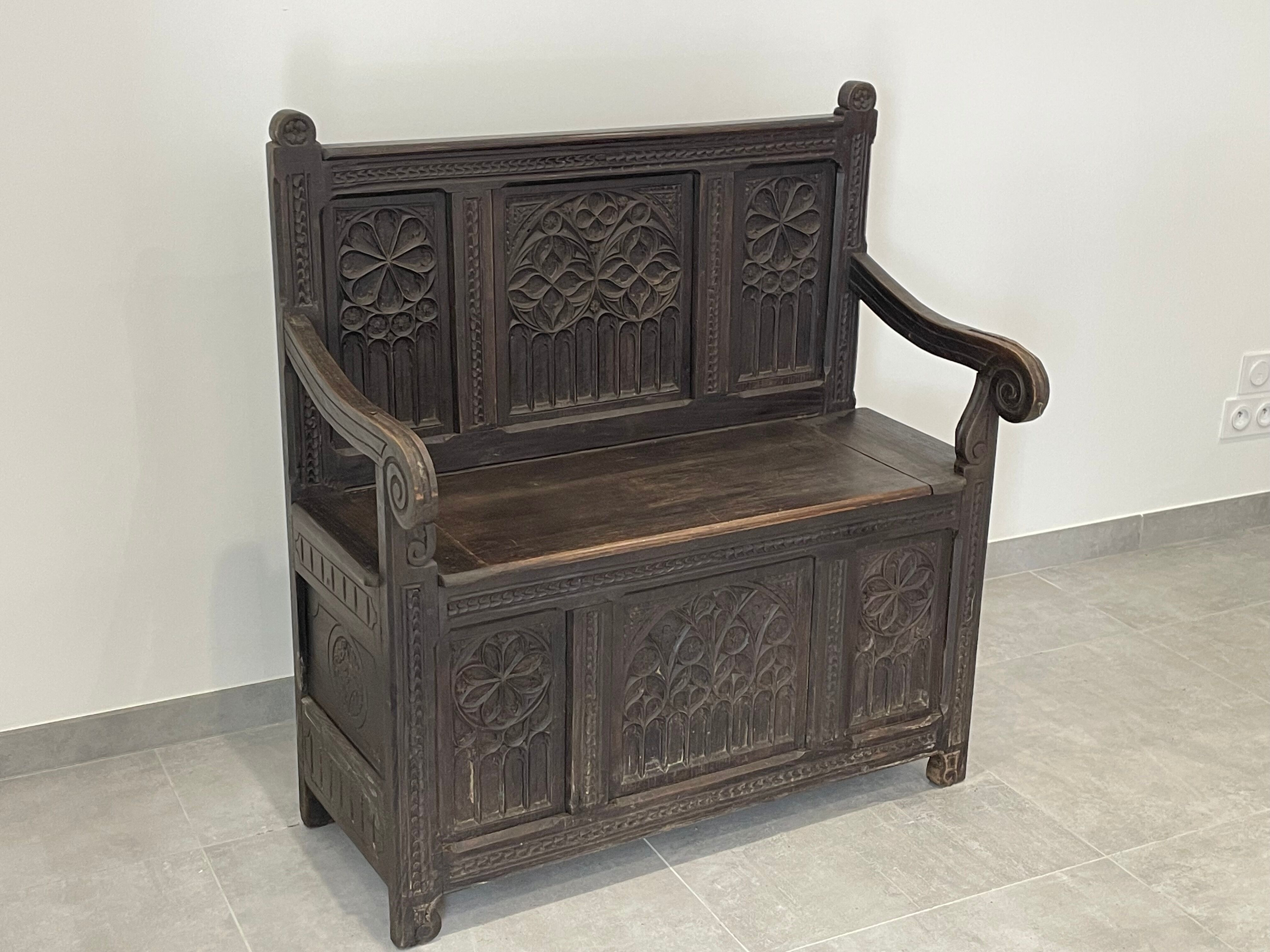 Chest bench in natural wood carved with Gothic motifs