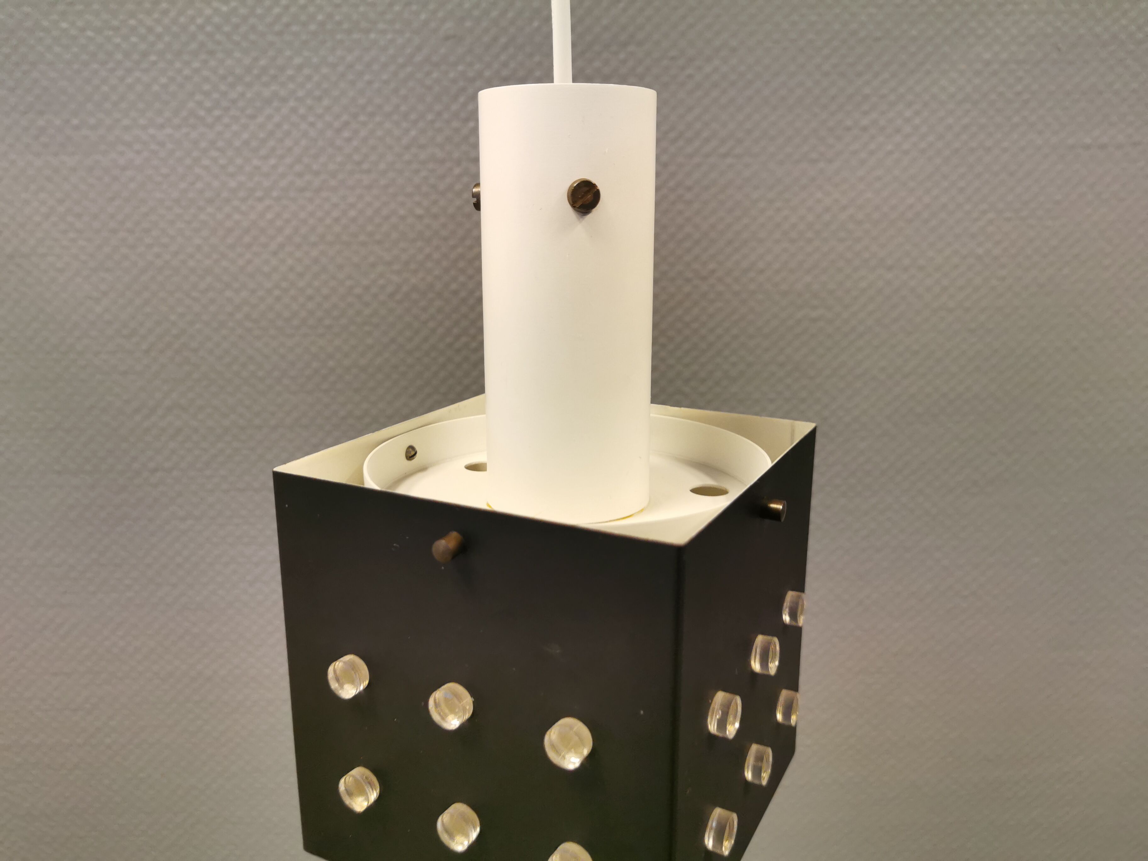 Lampe suspendue carrée de l’ère spatiale en métal laqué blanc et noir.