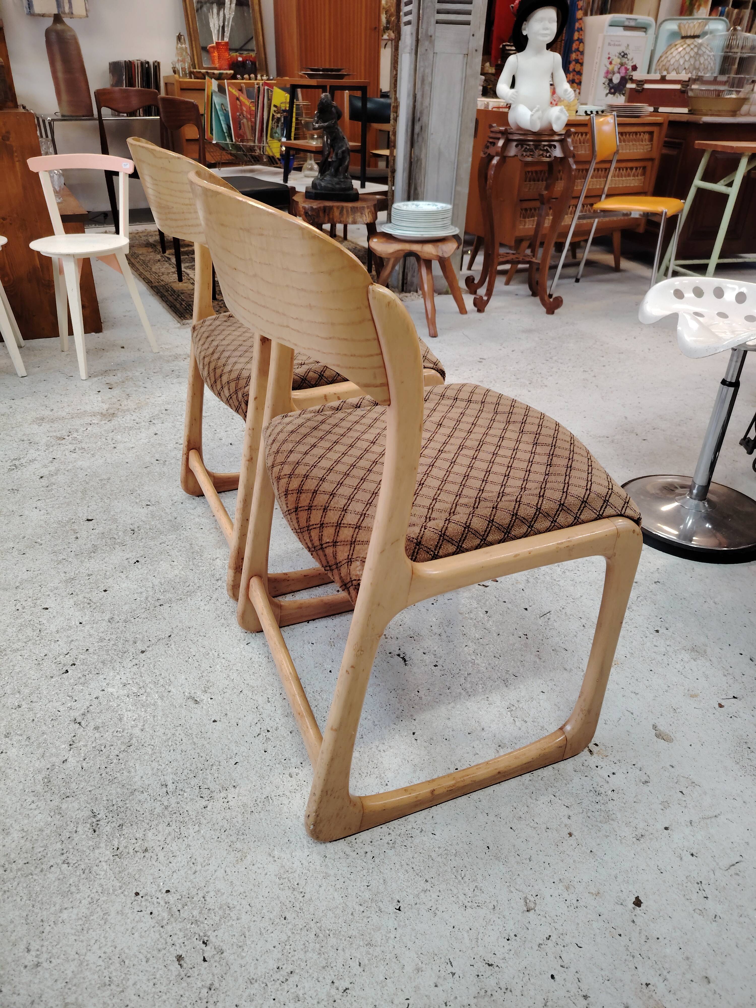 Pair of "Sled" chairs by Baumann in bent beech - Design 1960