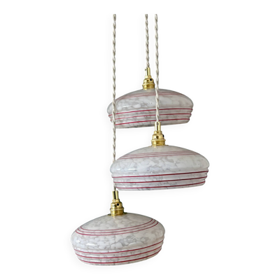 Suspension cascade 3 abat-jour vintage en verre de Clichy blanc et rouge