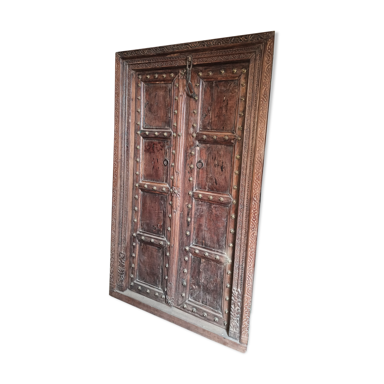 Porte ancienne avec décorations en laiton