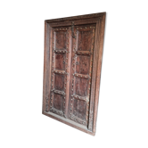 Porte ancienne avec décorations en laiton