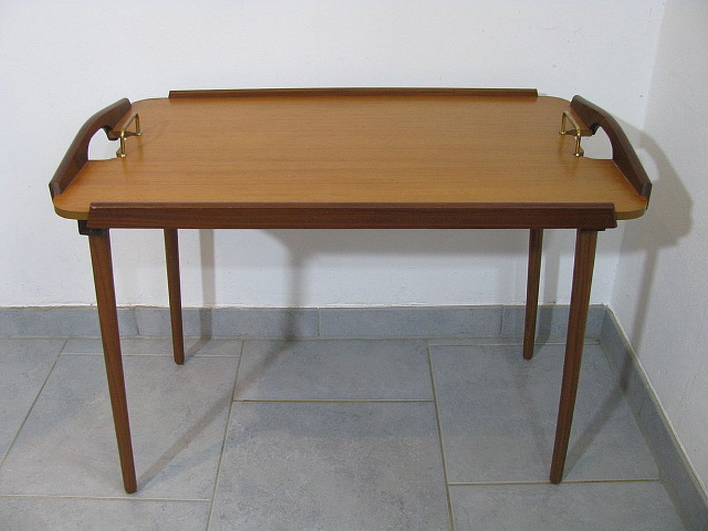 Table d'appoint plateau de service Aase Dreieri Ganddal Norvège  en teck et chêne années 1960