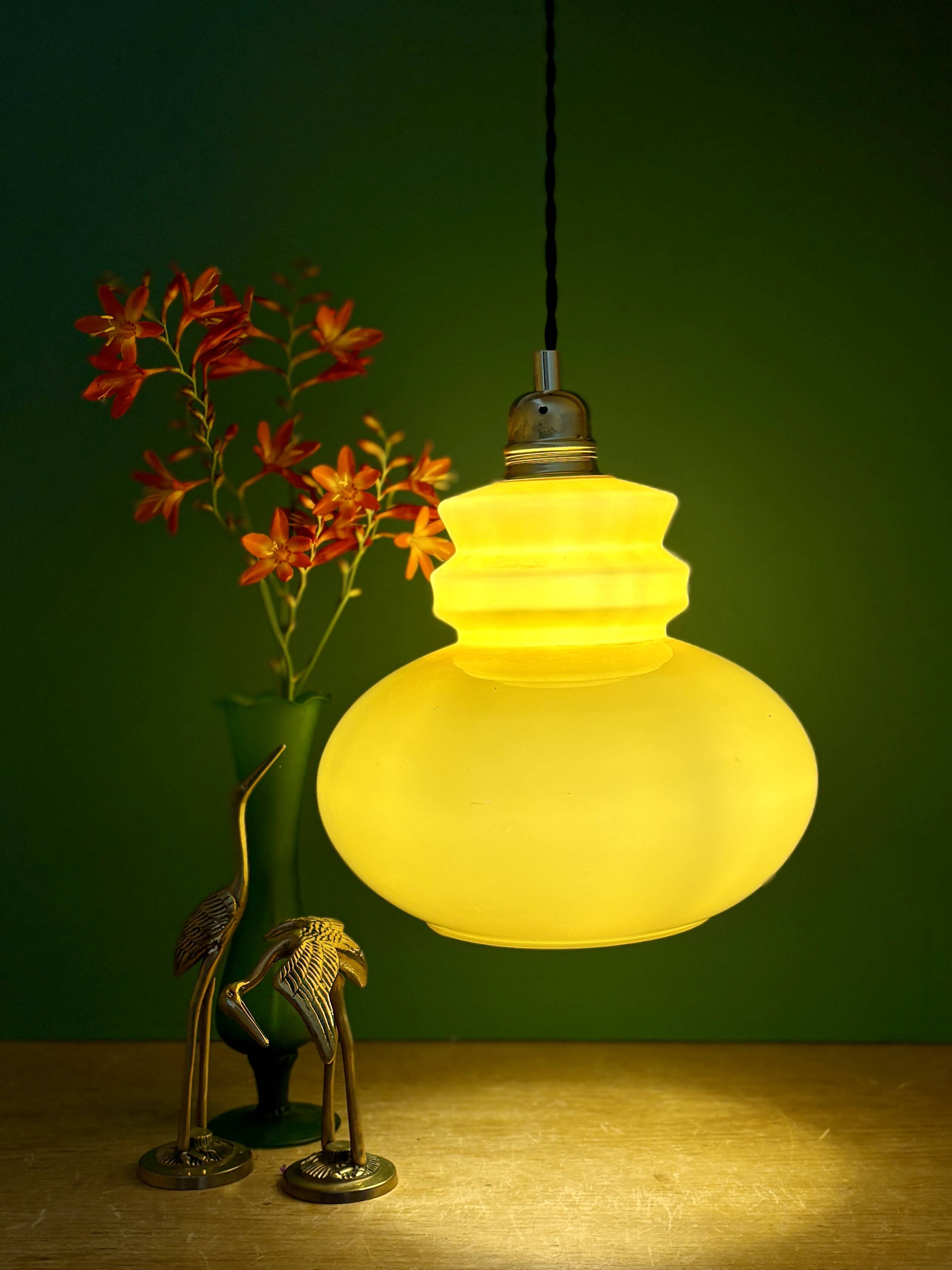 Suspension globe vintage en opaline ocre