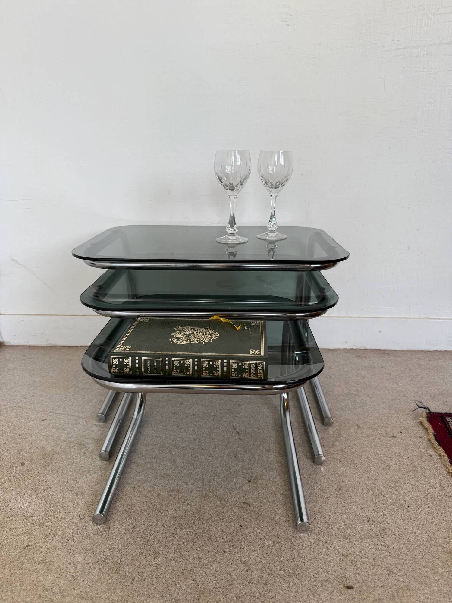 Trio de tables gigognes chrome et verre fumé vintage