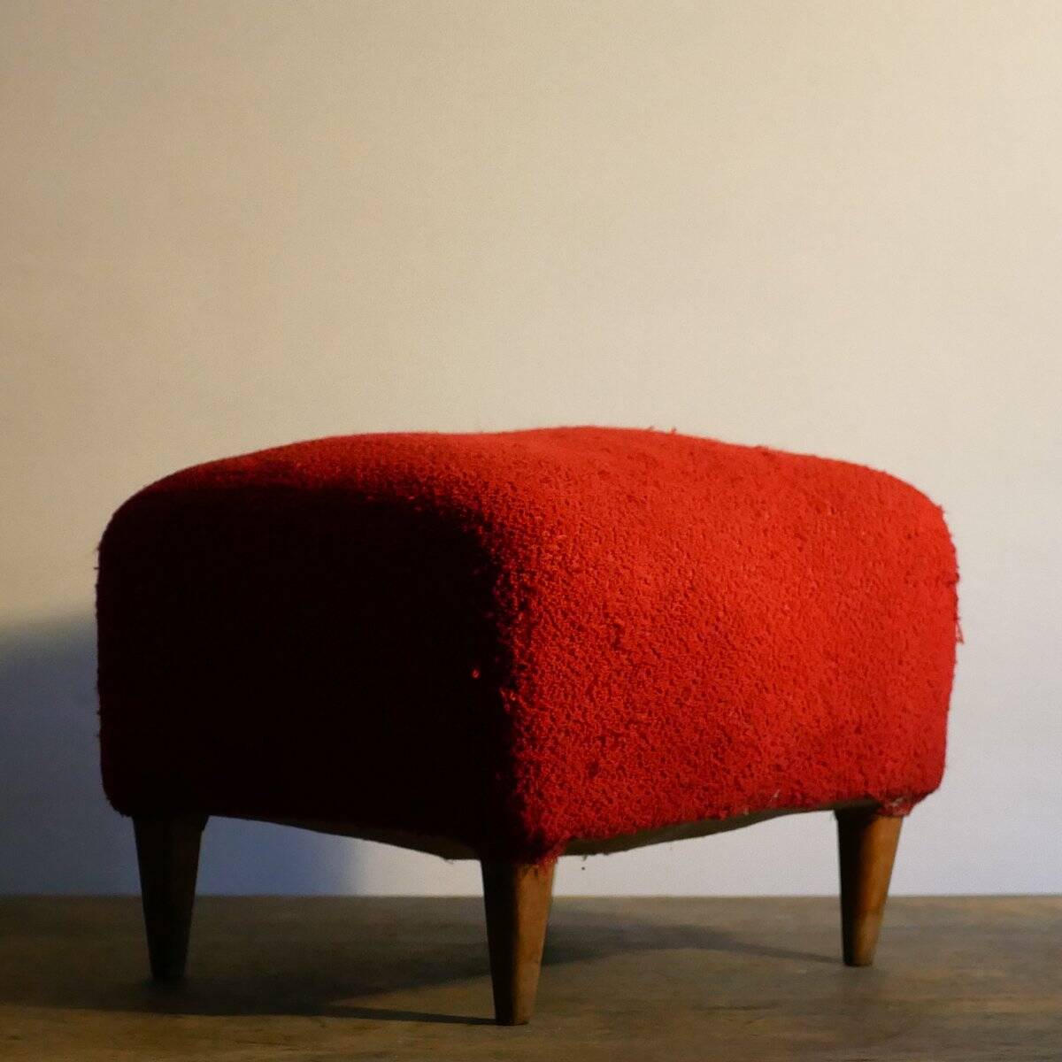 Pouf bouclé rationaliste dans le style de Gio Ponti, Italie, années 40.