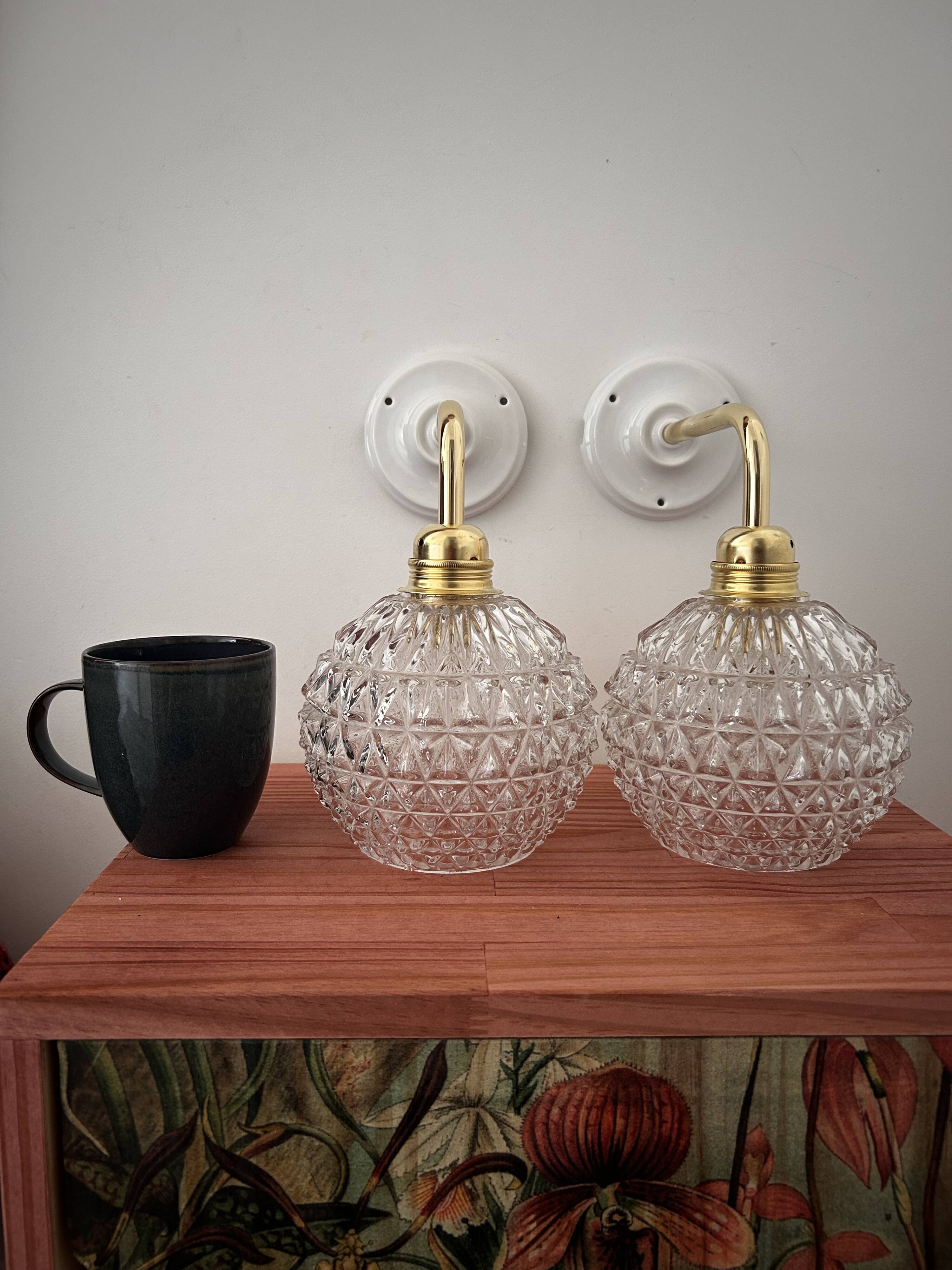 Paire d’appliques murales vintage en verre ciselé