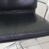 Fauteuil EA208 soft pad Charles et Ray Eames édition Herman Miller