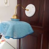 Applique murale Vintage opaline drapée verre de Clichy bleue mouchetée.