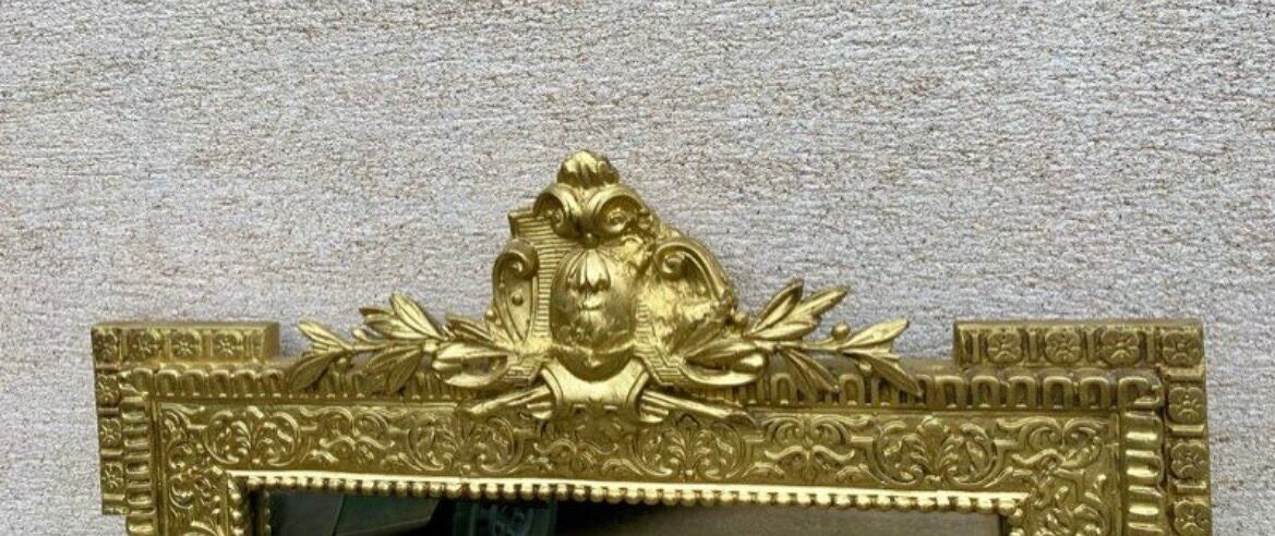 19th-century antique mirror in carved gilded wood, Napoleon style.