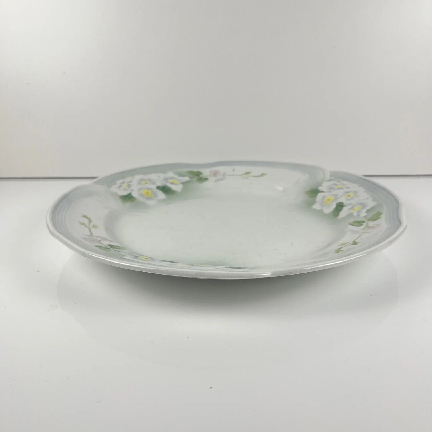 Round plate Art Nouveau KG Lunéville, model "Pommier", 1900-1930