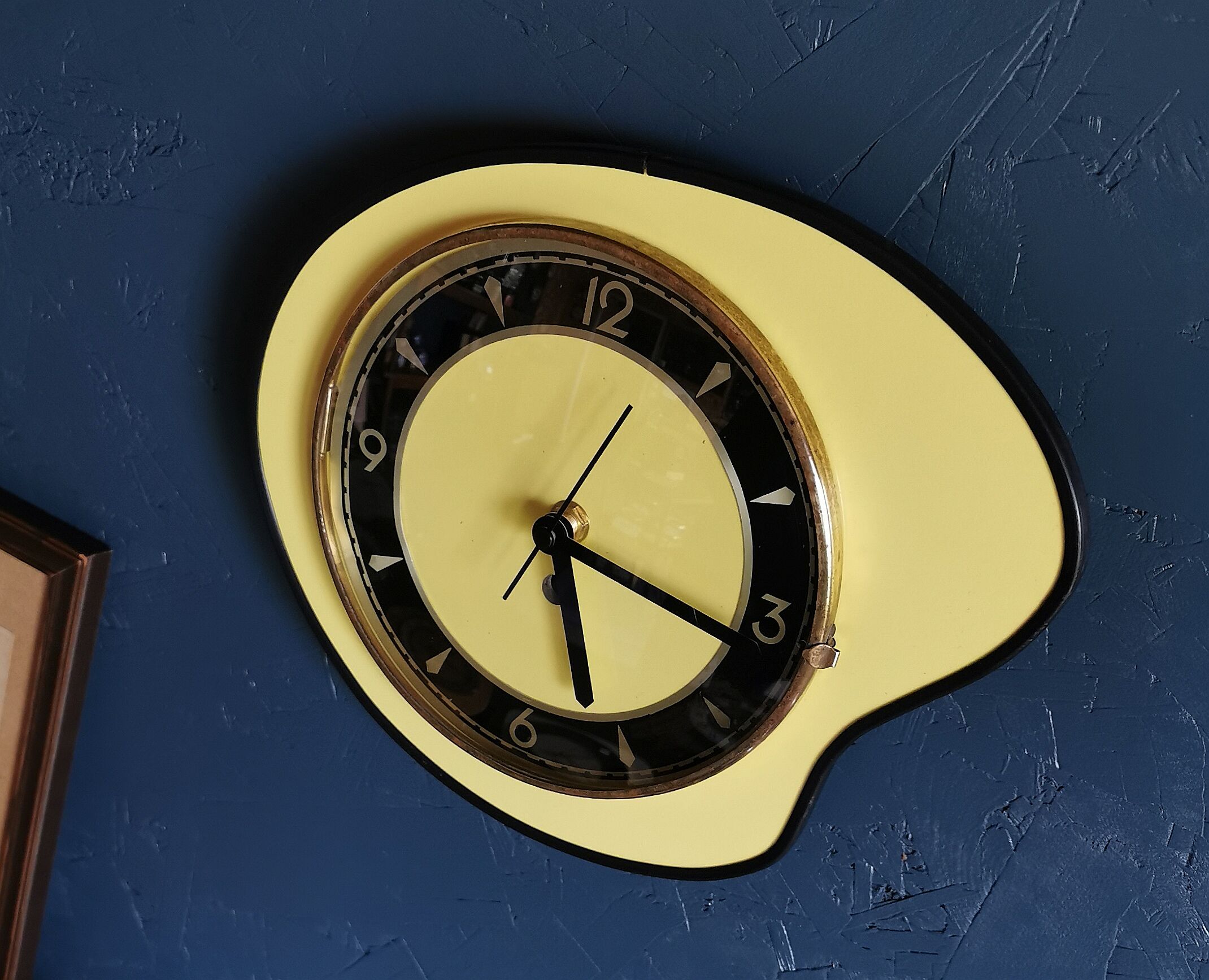 Vintage formica clock silent wall clock asymmetrical 60s "Yellow black"