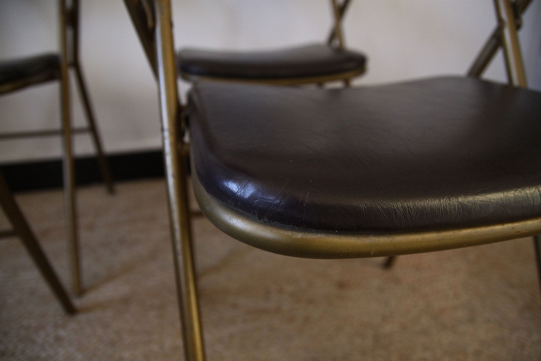 Lot of 4 metal and skai folding chairs