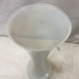 Vase en opaline blanche
