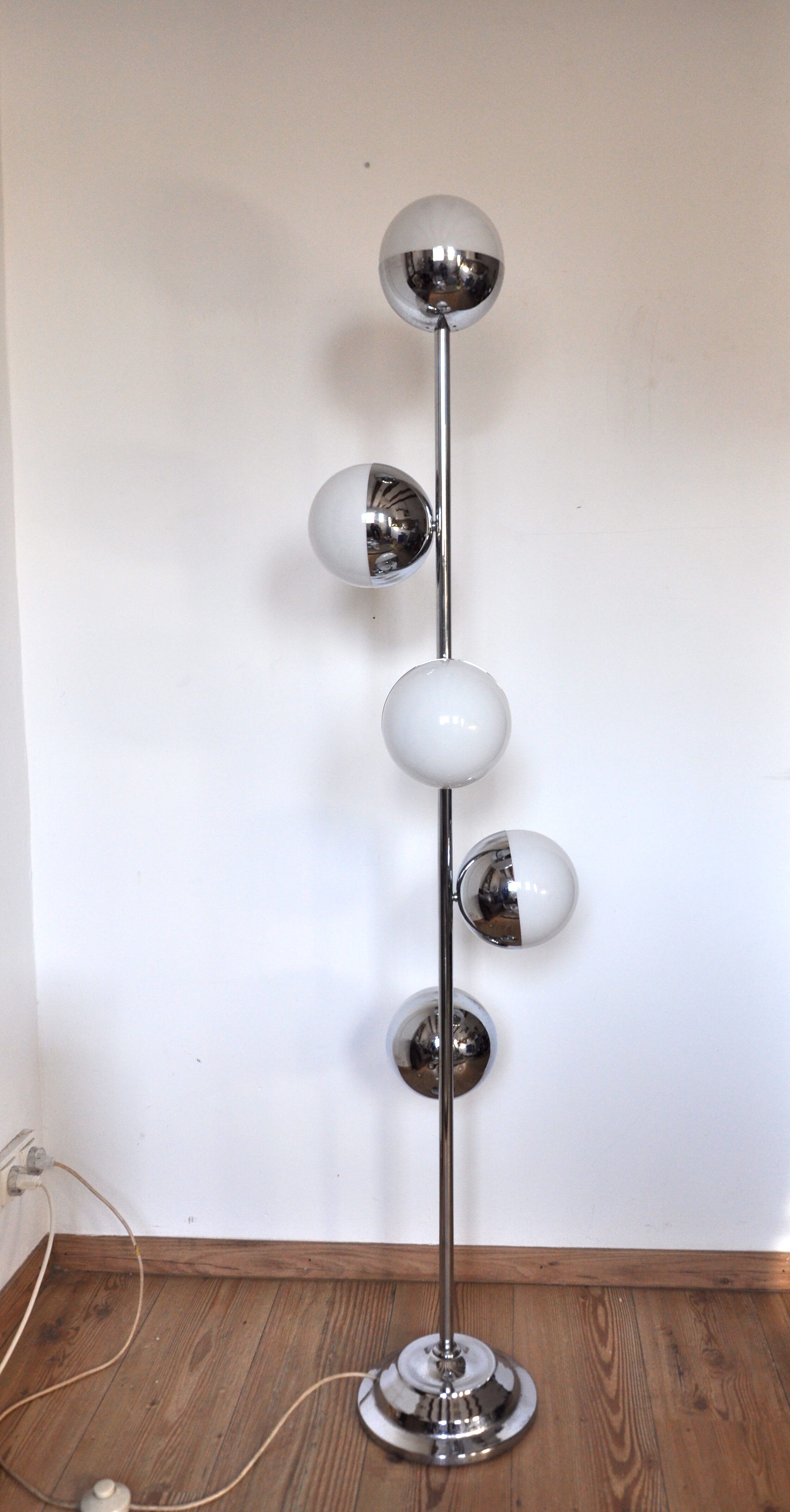 Lampadaire spirale chromé, design 70