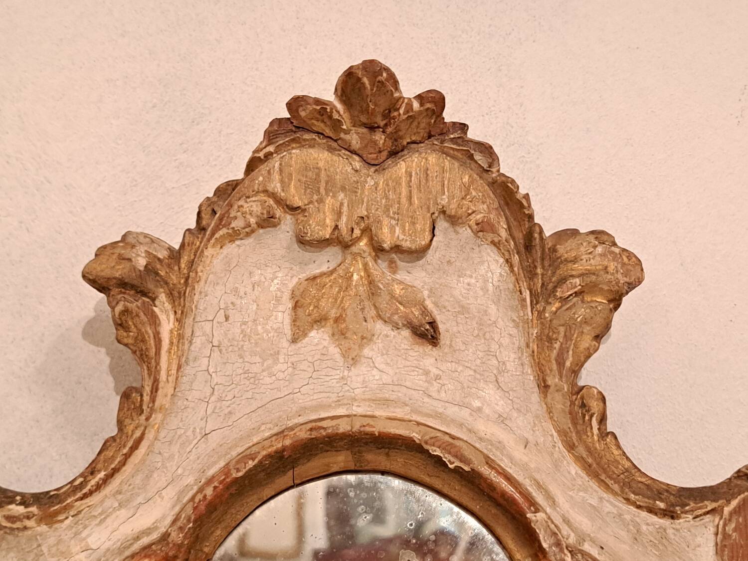 Eighteenth-century Venetian mirror in painted and gilded wood.
