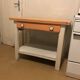 Table de cuisine vintage en bois orange et blanc avec tiroir et étagère basse