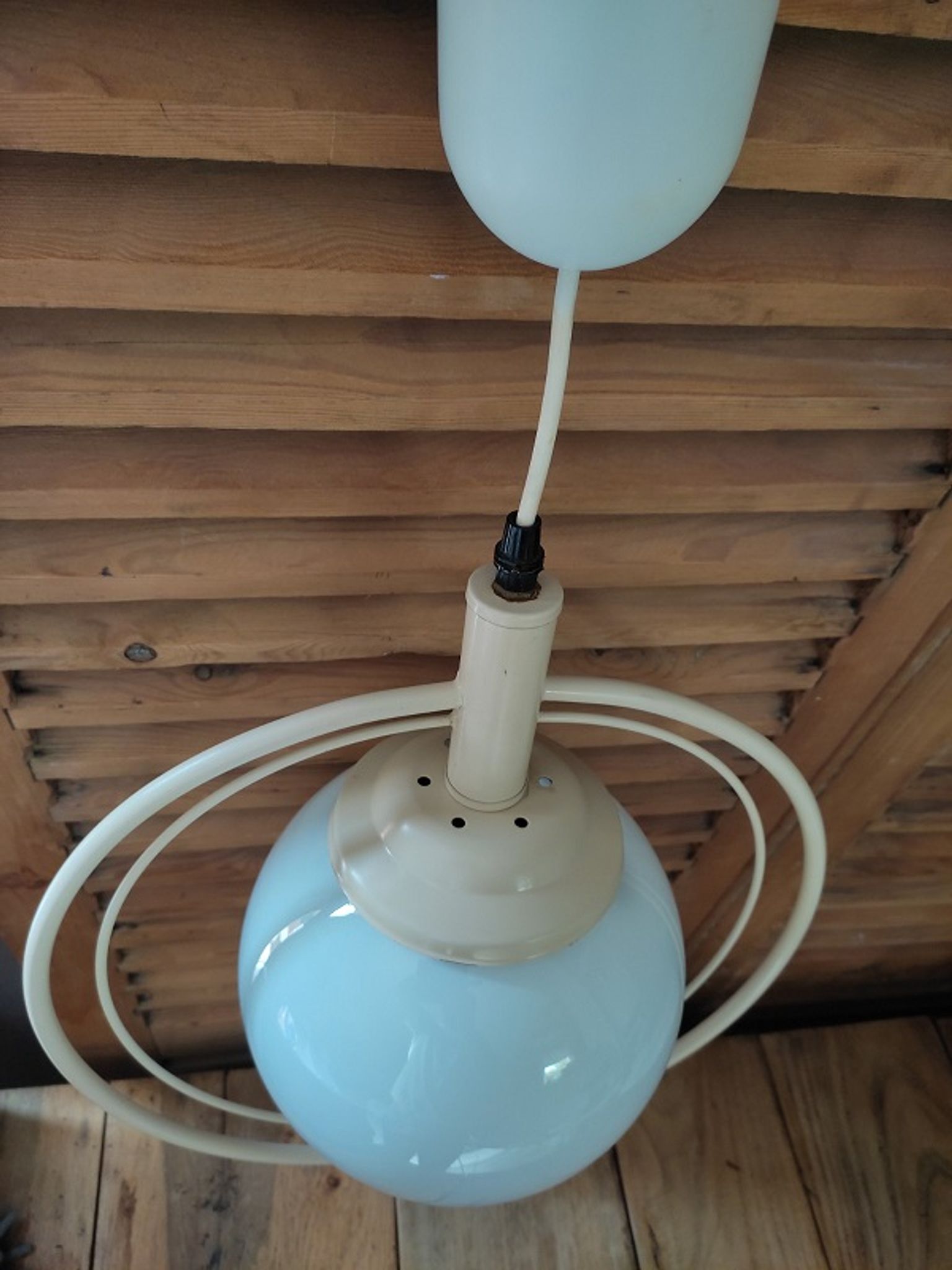 Suspension plafonnier lampe globe opaline métal écru dp 1121b67 ancien