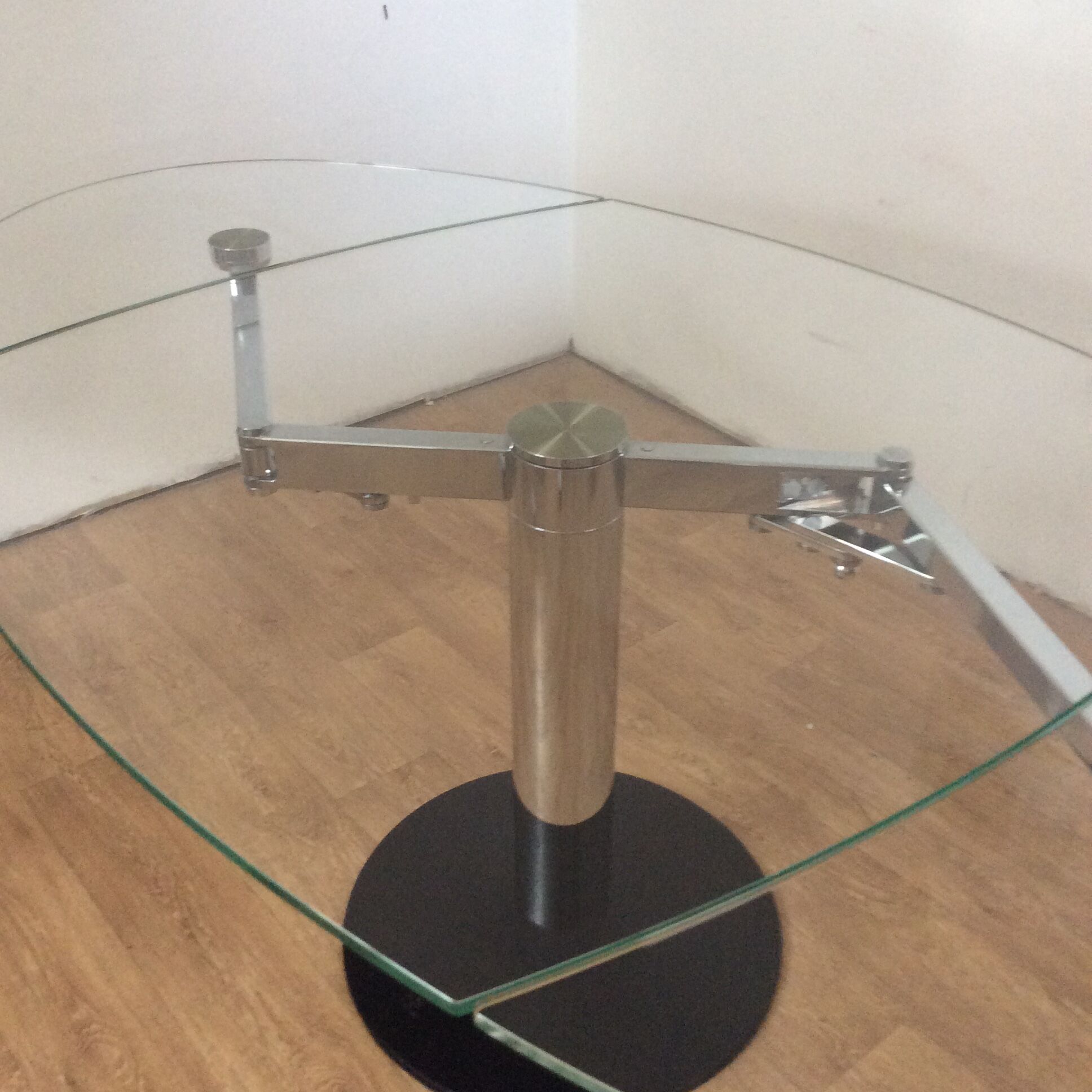Groove extendable design dining table in tempered glass and chromed steel