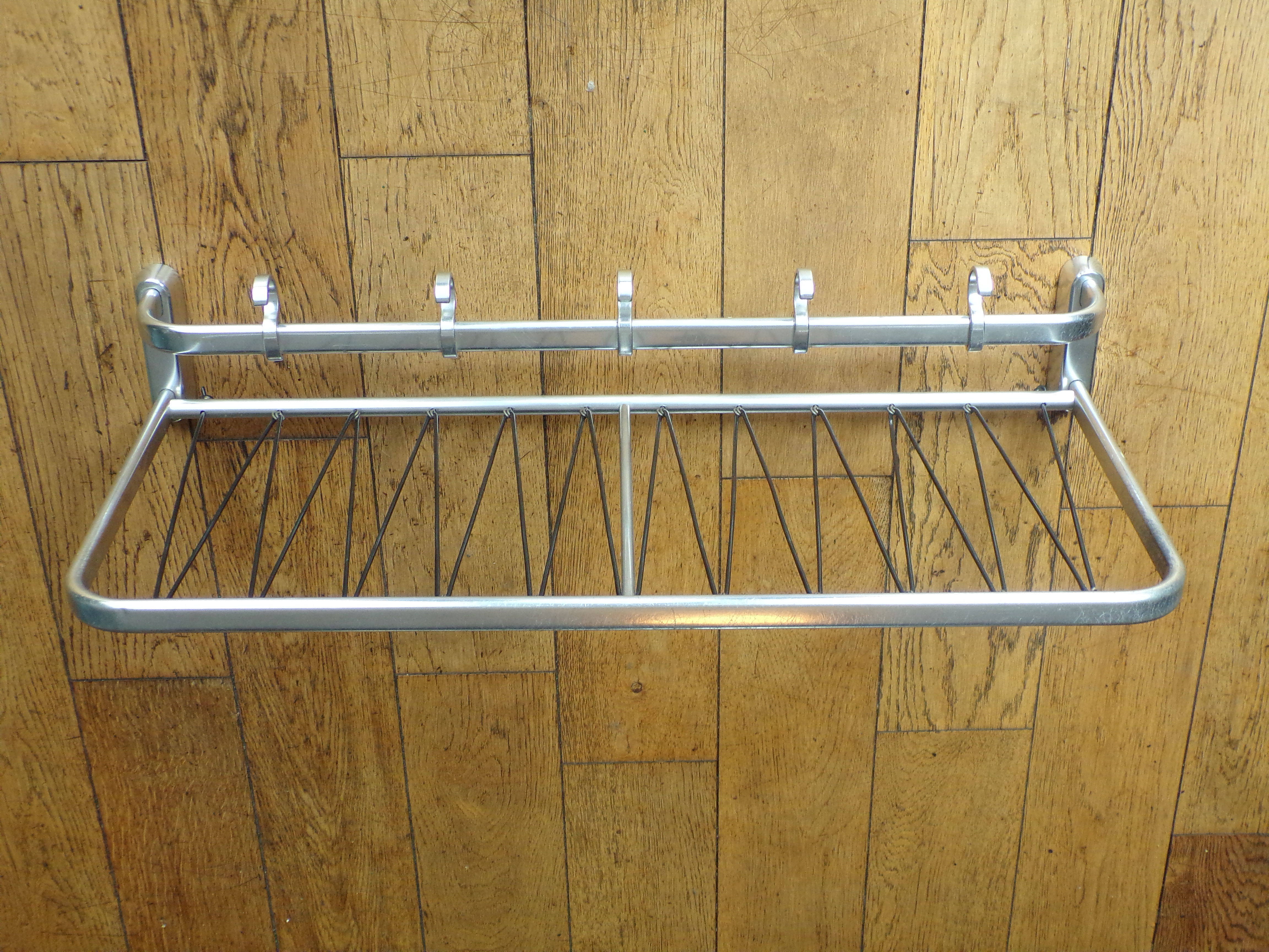 Coat rack style luggage rack