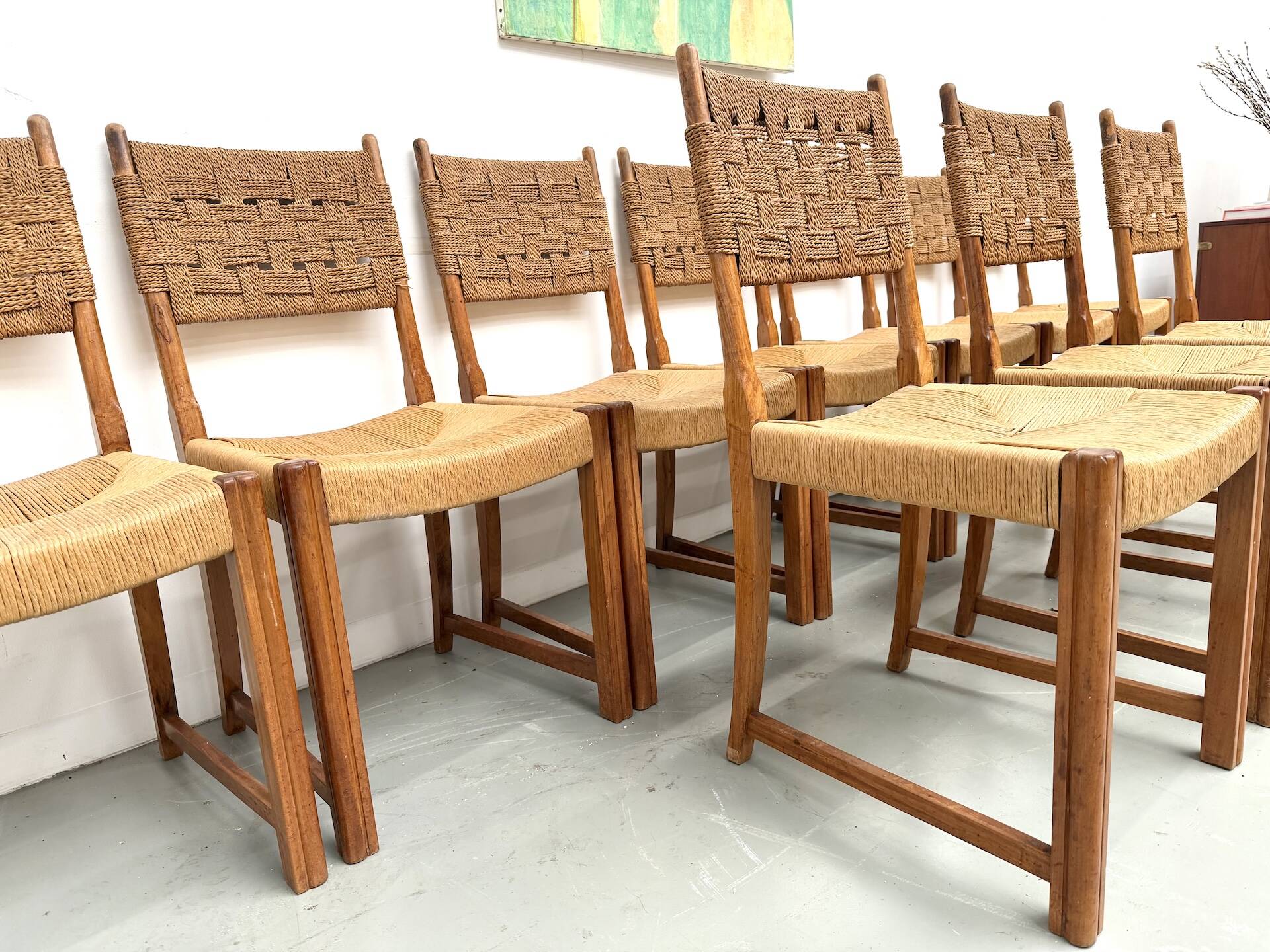 Série de dix chaises en orme massif tressées main, France circa 1965