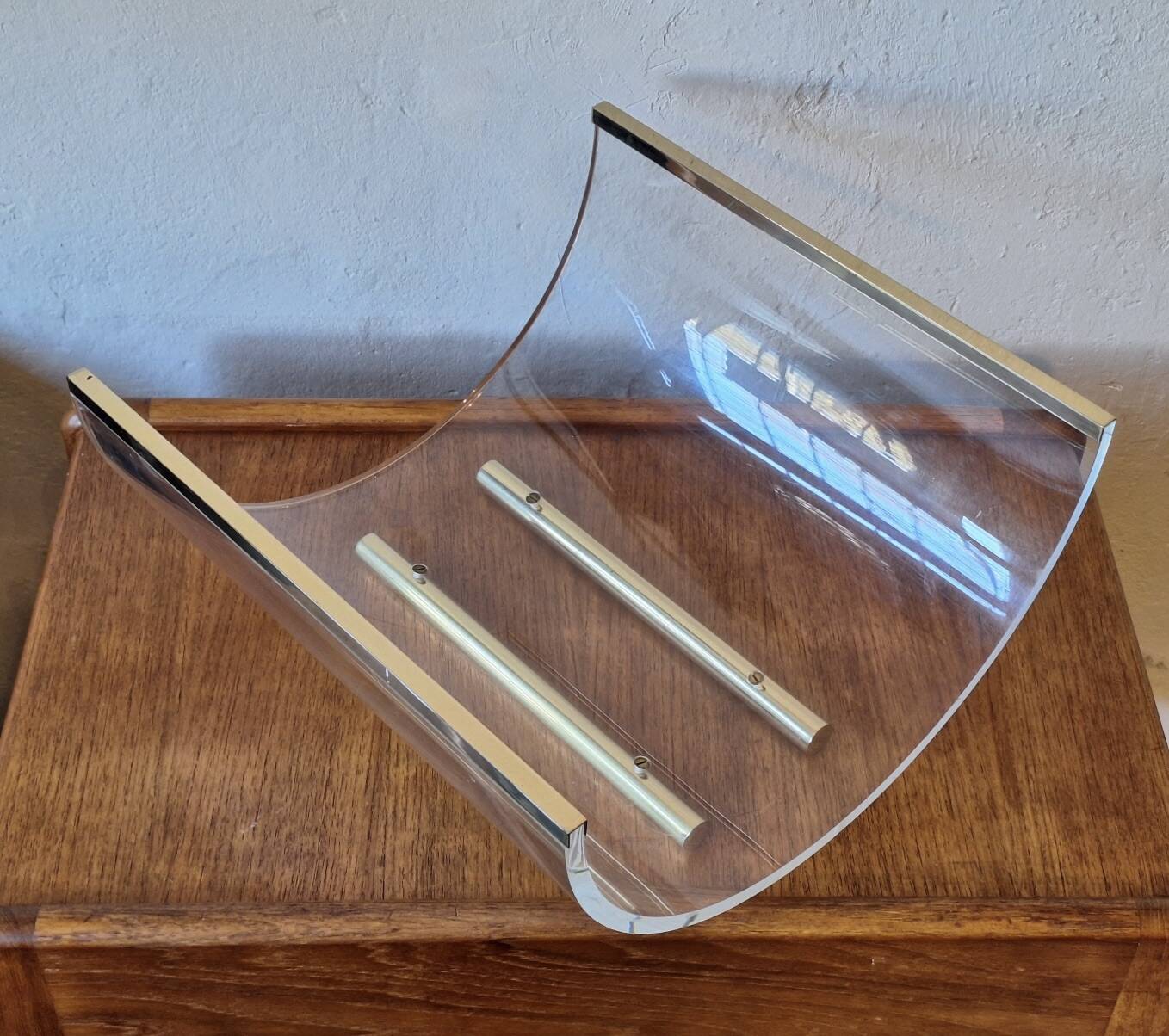 Italian magazine rack in acrylic and solid brass, 1970s