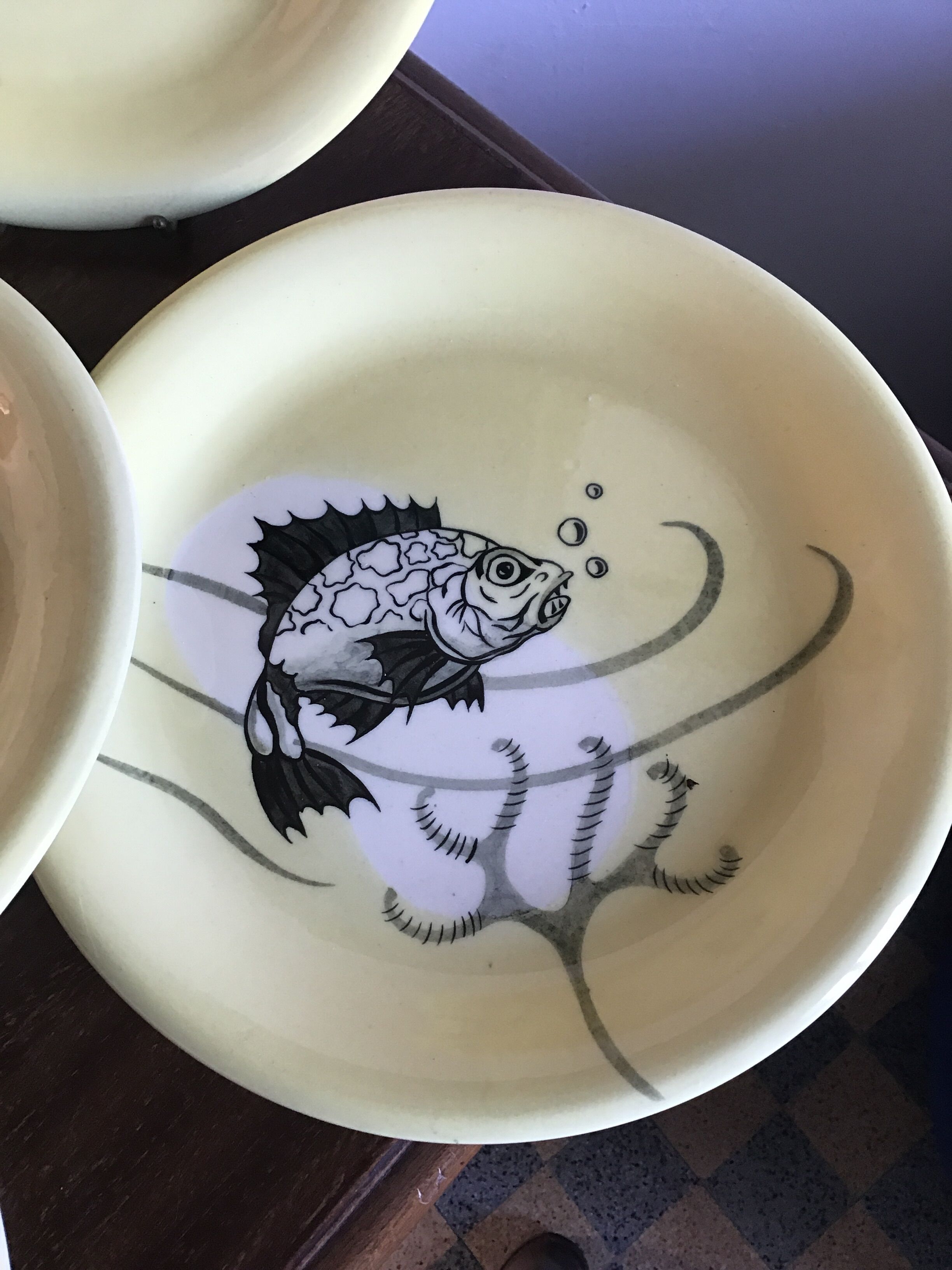 6 fish-decorated plates