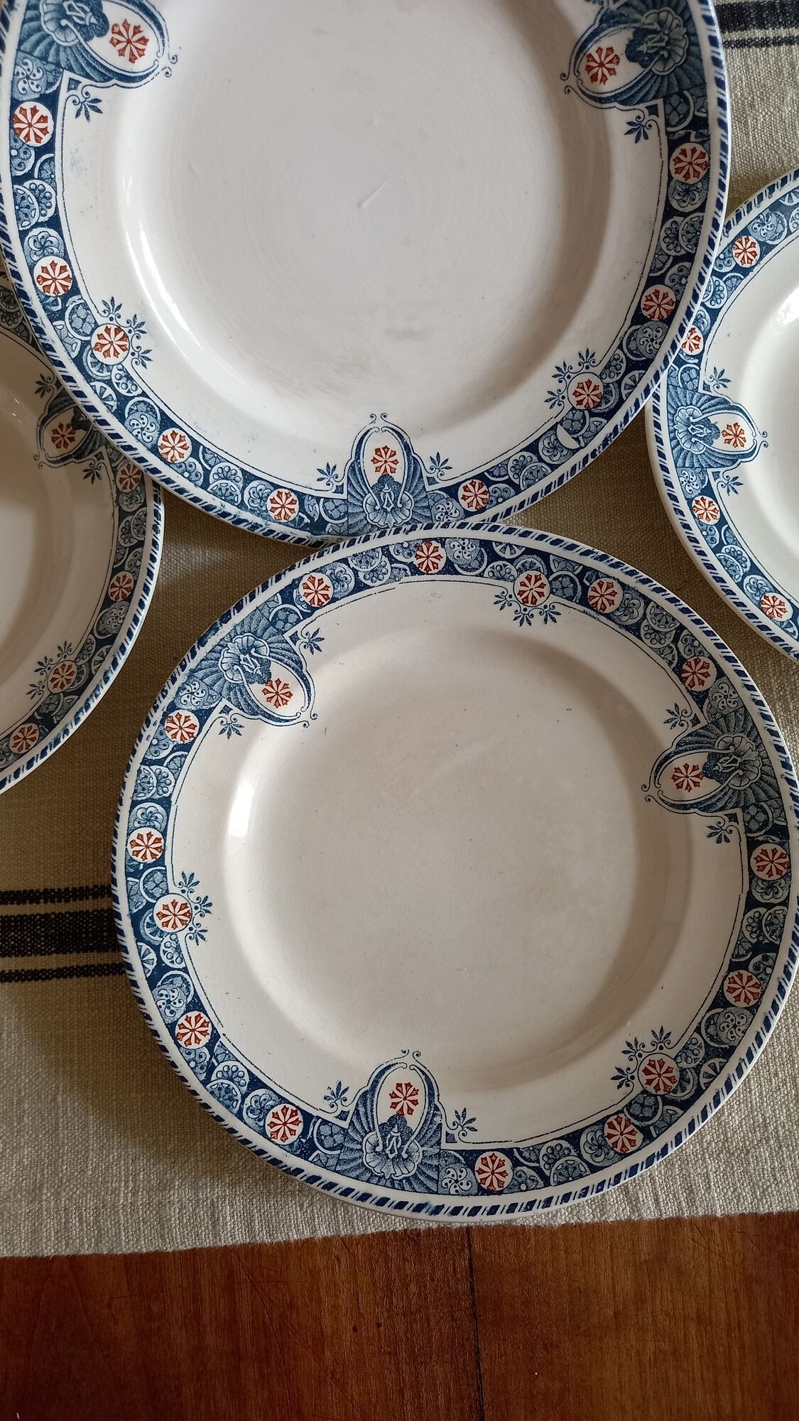 4 assiettes anciennes terre de fer longwy modèle « londres »