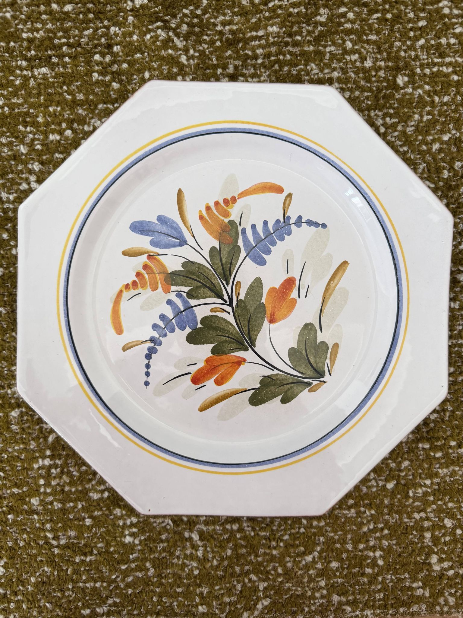 Assiette vintage octogonale peinte à la main
