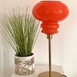 Lampe de table à poser réalisée avec un abat-jour vintage orange en verre et un pied doré
